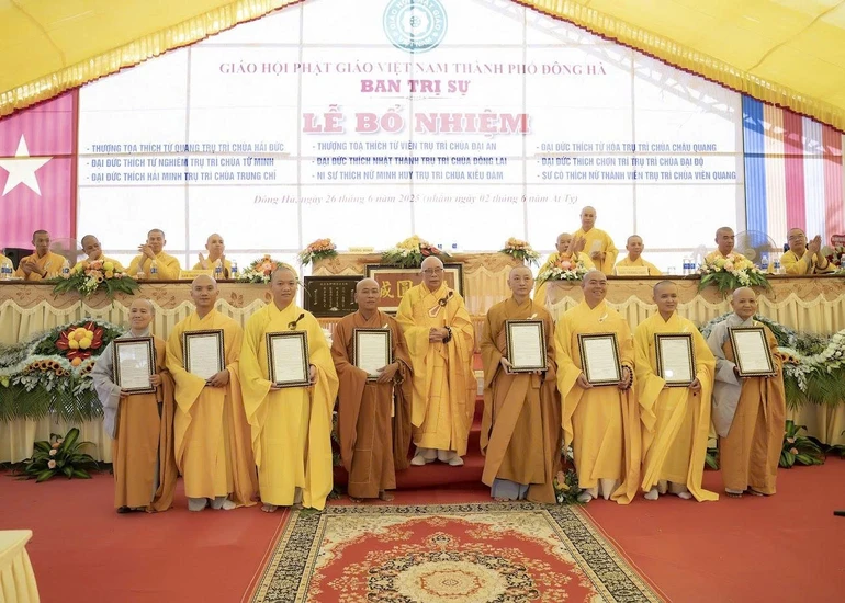 Hòa thượng Thích Thiện Tấn trao quyết định bổ nhiệm trụ trì đến chư tôn đức Tăng Ni