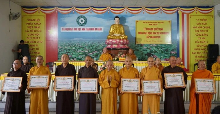 Hòa thượng Thích Từ Nghiêm trao Bằng tuyên dương công đức của TƯGH đến chư tôn đức