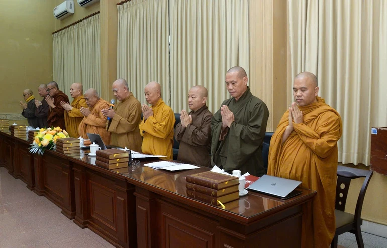 Chư tôn đức niệm Phật cầu gia hộ - Ảnh: Bảo Toàn/BGN