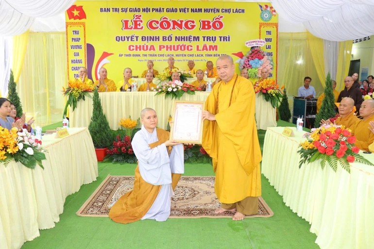 Thượng tọa Thích Trí Thọ, Ủy viên Hội đồng Trị sự, Phó Trưởng ban Thường trực Ban Trị sự, Trưởng ban Pháp chế GHPGVN tỉnh Bến Tre trao quyết định bổ nhiệm trụ trì chùa Phước Lâm đến Sư cô Thích nữ Long Thiền