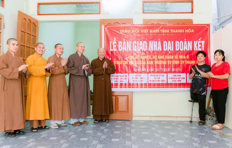 Bàn giao nhà Đại đoàn kết đến hộ anh Nguyễn Văn Thịnh tại khu phố Thành Nhân, H.Vĩnh Lộc, Thanh Hóa