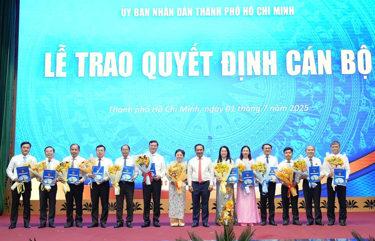 Chủ tịch UBND TP.HCM Nguyễn Văn Được trao quyết định cho 14 giám đốc sở, trưởng ngành thuộc UBND TP.HCM - Ảnh: An Phương