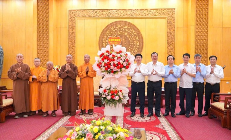 Ban Trị sự GHPGVN tỉnh Ninh Bình tặng hoa chúc mừng Tỉnh ủy nhân dịp thành lập tỉnh mới