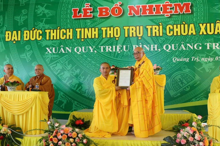 Hòa thượng Thích Thiện Tấn trao quyết định đến Đại đức Thích Tịnh Thọ - tân trụ trì chùa Xuân Thành