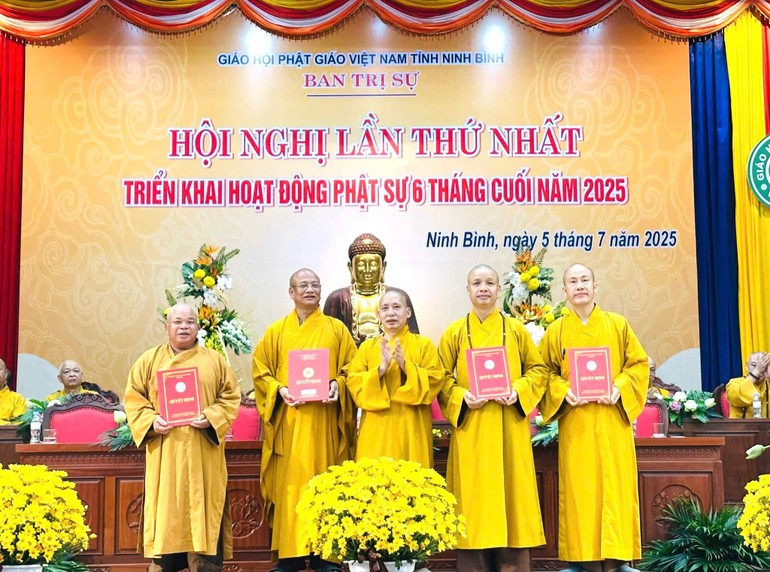 Trao quyết định đến chư tôn đức lãnh đạo Ban Trị sự GHPGVN tỉnh Ninh Bình, nhiệm kỳ 2022-2027