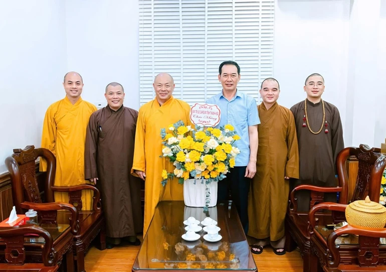 Tặng hoa chúc mừng ông Trịnh Tuấn Sinh được phân công giữ chức vụ Phó Bí thư Tỉnh ủy, Chủ tịch Ủy ban MTTQVN tỉnh Thanh Hóa