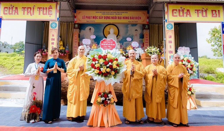 Ban Trị sự GHPGVN tỉnh Thanh Hóa tặng hoa chúc mừng