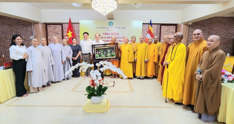 Bí thư Tỉnh ủy Cà Mau Nguyễn Hồ Hải tặng quà chúc mừng đến Ban Trị sự GHPGVN tỉnh Cà Mau (mới)