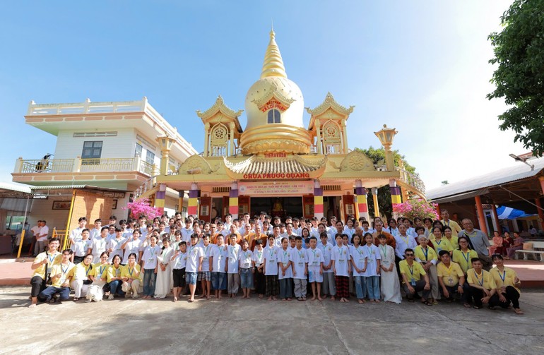 Hơn 100 bạn trẻ tại địa phương về chùa Phước Quang tham dự khóa tu