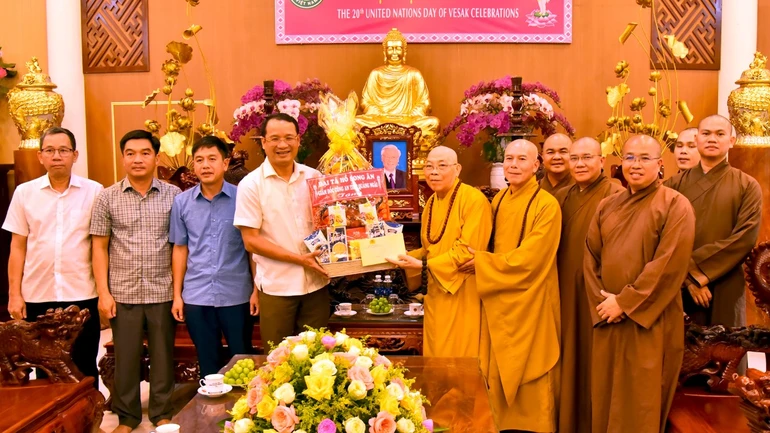 Đoàn Công an tỉnh Quảng Ngãi thăm, tặng quà Hòa thượng Thích Quảng Xả cùng chư tôn đức Ban Trị sự GHPGVN tỉnh