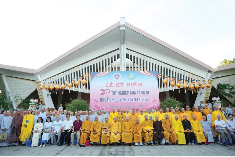 Kỷ niệm 20 năm tốt nghiệp của Tăng Ni khóa II, Học viện Phật giáo VN tại Huế