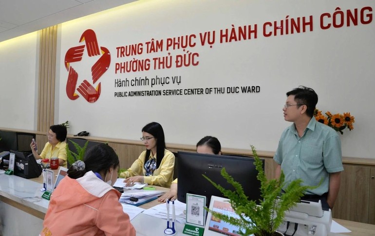 Người dân làm thủ tục tại Trung tâm Phục vụ hành chính công phường Thủ Đức