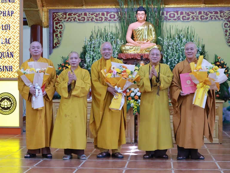 Trao quyết định, tặng hoa chúc mừng nhân sự chủ chốt Ban Trị sự GHPGVN tỉnh Hưng Yên, nhiệm kỳ 2022-2027