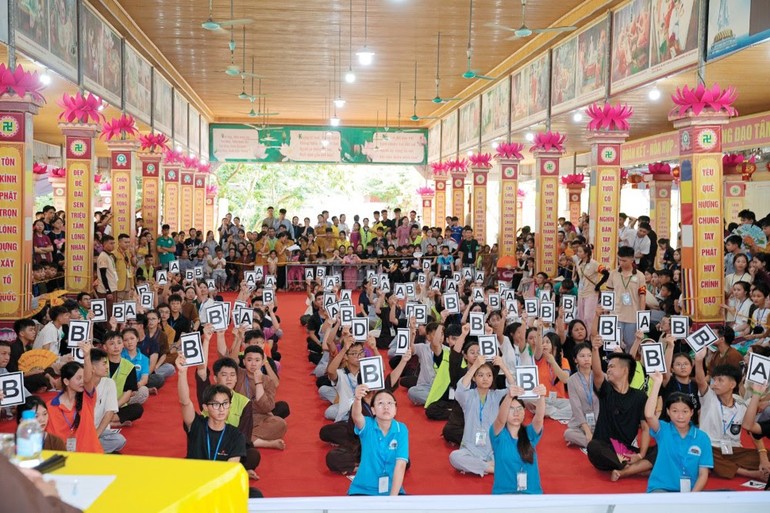 Chương trình "Rung chuông pháp hỷ" là một trong những hoạt động nổi bật của khóa tu, nhằm tạo sân chơi tìm hiểu Phật pháp bổ ích cho các em