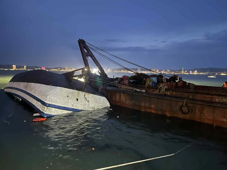 Tàu Vịnh Xanh 58 bị lật khi chở theo 46 hành khách và 3 thuyền viên vào chiều ngày 19-7