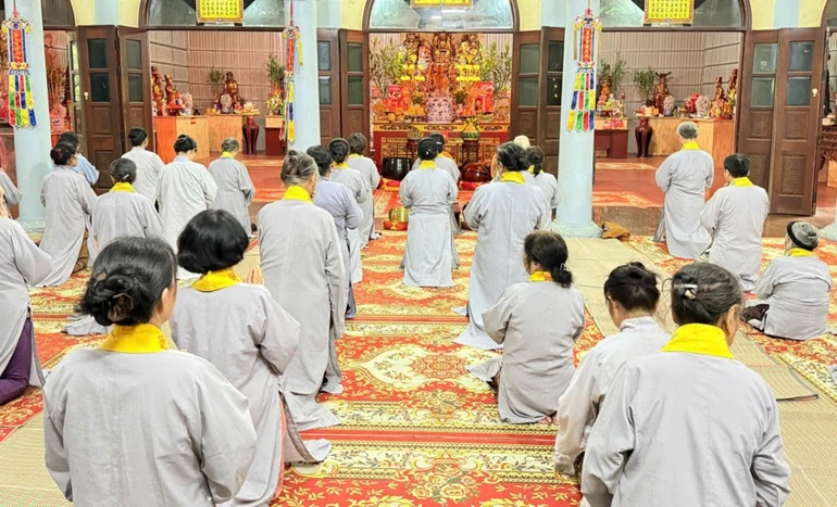 Đông đảo Phật tử về chùa dự lễ