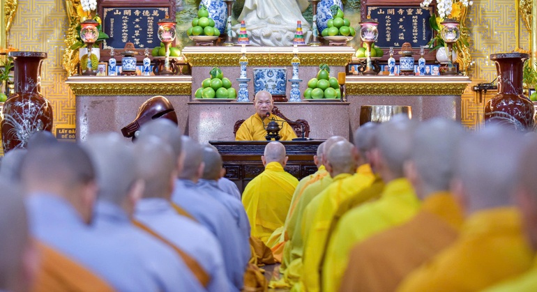 Trưởng lão Hòa thượng Thích Thiện Nhơn sách tấn hơn 100 hành giả đang an cư tại hạ trường chùa Vạn Đức - Ảnh: Quảng Đạo/BGN