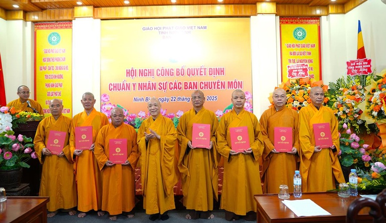 Trao quyết định y nhân sự đến lãnh đạo chủ chốt Ban Trị sự GHPGVN tỉnh Ninh Bình