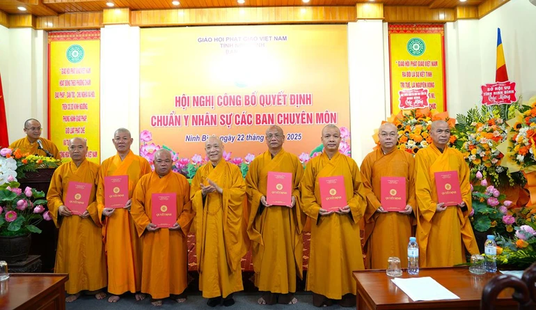 Trao quyết định y nhân sự đến lãnh đạo chủ chốt Ban Trị sự GHPGVN tỉnh Ninh Bình