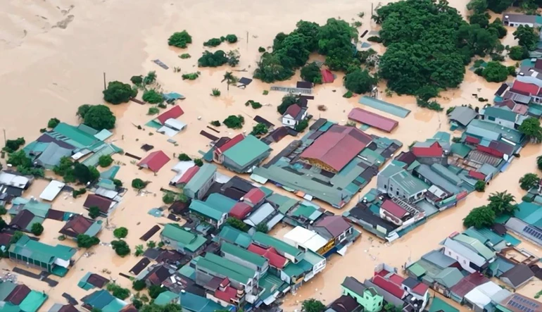 Lũ lớn nhấn chìm hàng ngàn nhà dân ở Nghệ An