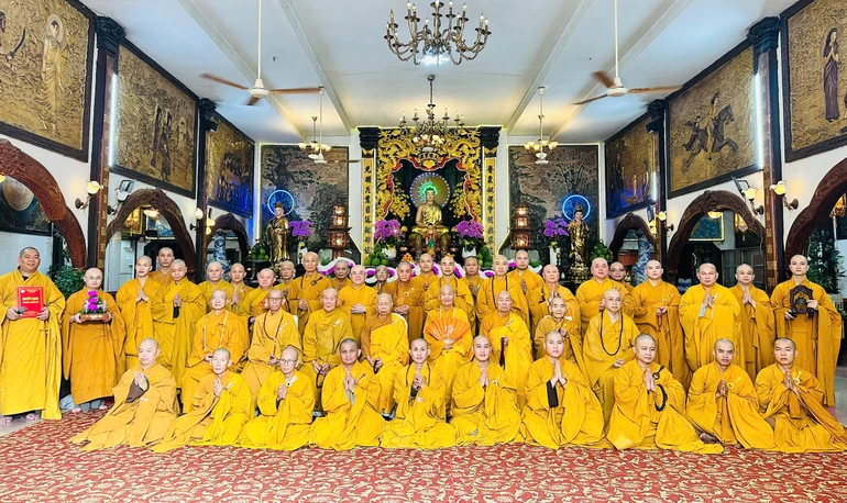 Chư hành giả Tăng chụp ảnh lưu niệm sau Lễ Bố-tát