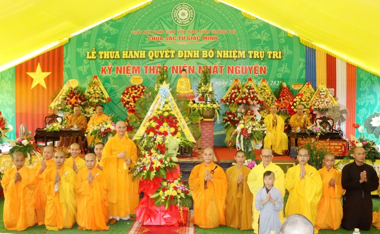 Dâng hoa chúc mừng thầy
