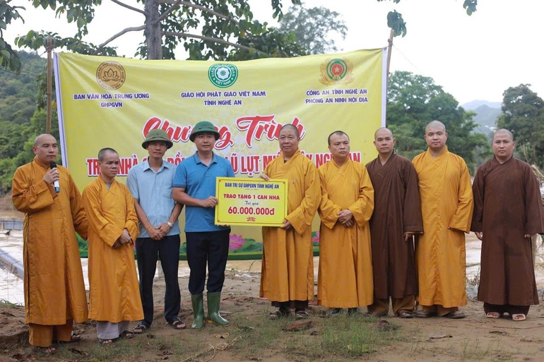 Hòa thượng Thích Thọ Lạc trao bảng tượng trưng số tiền ủng hộ xây nhà cho bà con có hoàn cảnh đặc biệt khó khăn, bị ảnh hưởng lũ lụt ở Nghệ An