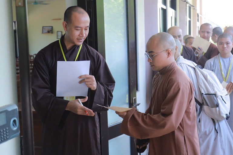 Thí sinh làm thủ tục vào phòng thi