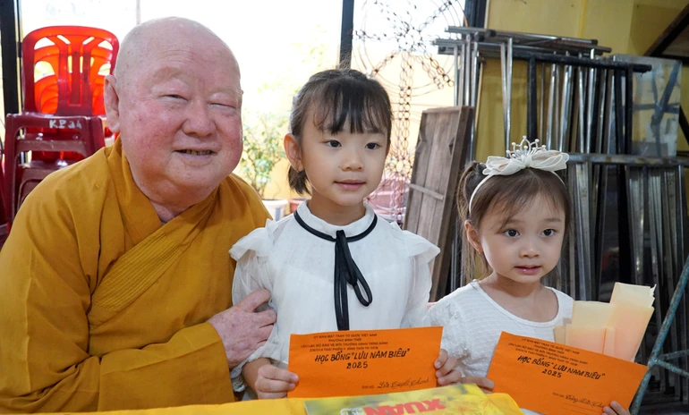Hòa thượng Thích Duy Trấn trao học bổng đến các em nhỏ