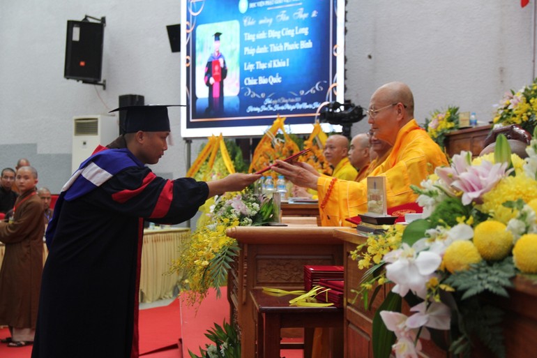 Hòa thượng Thích Hải Ấn, Viện trưởng Học viện Phật giáo VN tại Huế trao Bằng tốt nghiệp thạc sĩ Phật học đến học viên tốt nghiệp