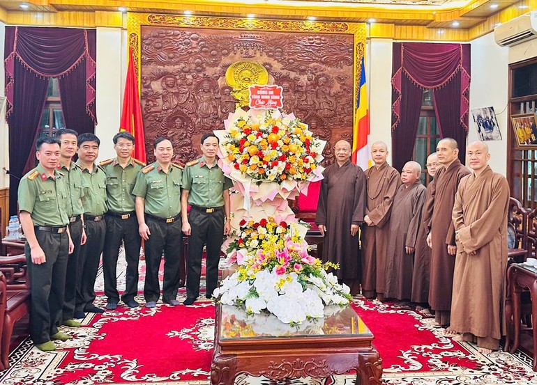 Đoàn công tác Công an tỉnh Ninh Bình tặng hoa chúc mừng Ban Trị sự GHPGVN tỉnh