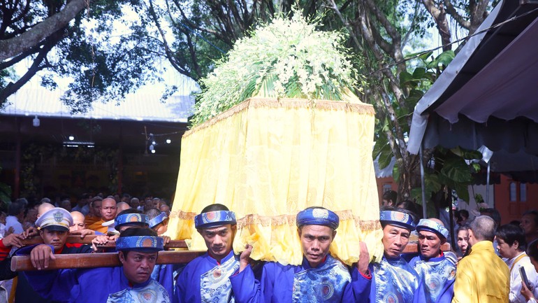 Phụng tống kim quan Trưởng lão Hòa thượng Thích Giác Dũng rời Giác linh đường đến Đài hỏa táng Mỹ Hòa (phường Long Xuyên, tỉnh An Giang) để trà-tỳ