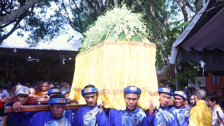 Phụng tống kim quan Trưởng lão Hòa thượng Thích Giác Dũng rời Giác linh đường đến Đài hỏa táng Mỹ Hòa (phường Long Xuyên, tỉnh An Giang) để trà-tỳ