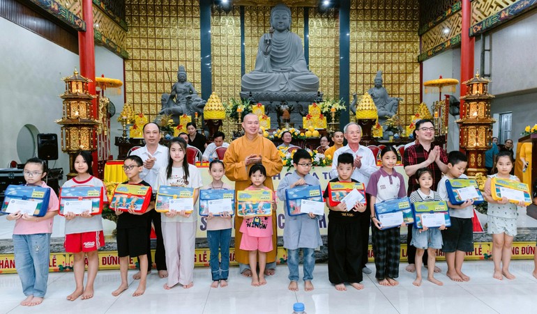 Trao quà đến các em học sinh có thành tích học tập tốt