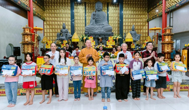 Trao quà đến các em học sinh có thành tích học tập tốt