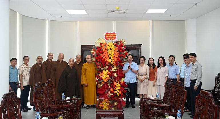 Ban Trị sự GHPGVN TP.Hải Phòng tặng hoa chúc mừng Ban Lãnh đạo Sở Nội vụ và các phòng ban trực thuộc