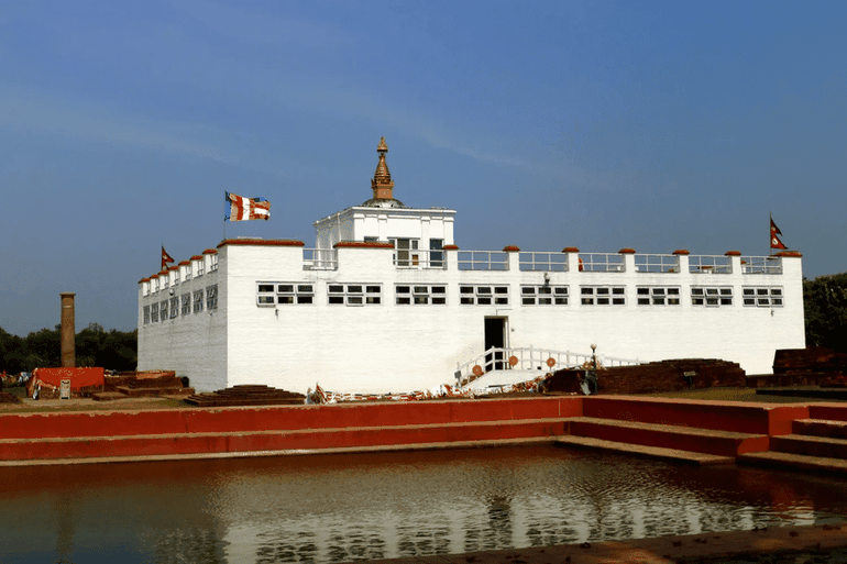 Các thắng tích về Đức Phật và đạo Phật hiện hữu trên một diện tích rộng lớn, từ phía Bắc Ấn Độ đến Nepal, trong đó đền Maha Devi uy nghiêm và được sùng kính nhất