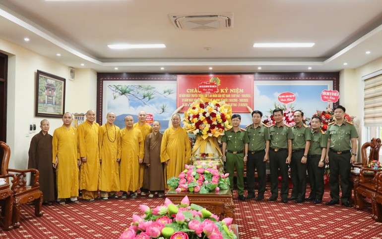 Ban Trị sự GHPGVN tỉnh Nghệ An tặng hoa chúc mừng Công an tỉnh nhân Ngày truyền thống của ngành 19-8