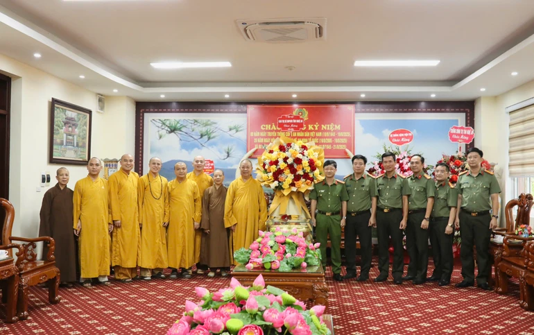 Ban Trị sự GHPGVN tỉnh Nghệ An tặng hoa chúc mừng Công an tỉnh nhân Ngày truyền thống của ngành 19-8