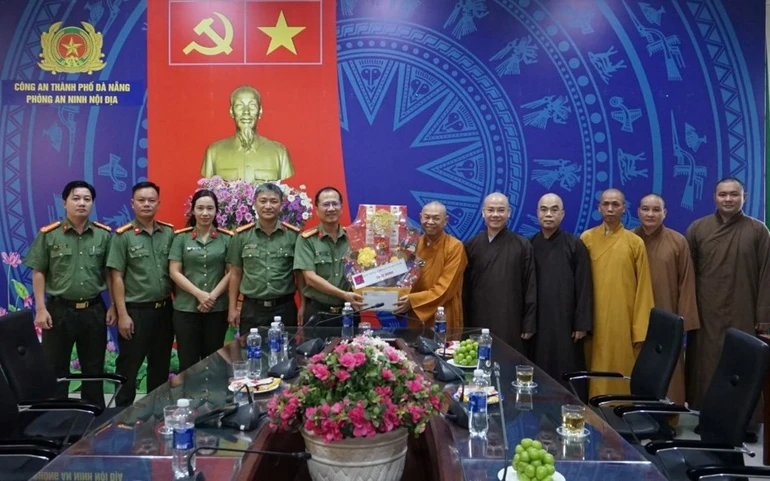 Tặng hoa chúc mừng Phòng An ninh nội địa - Công an TP.Đà Nẵng