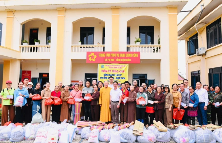 Đoàn trao quà tại xã Pu Nhi, Điện Biên