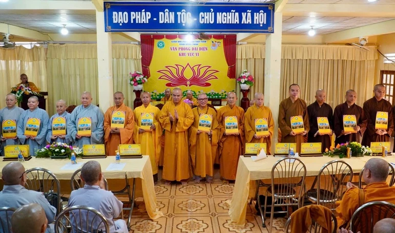 Thượng tọa Thích Tĩnh Triệt trao quyết định đến các thành viên đại diện Phật giáo khu vực VI