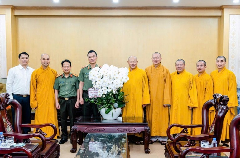 Tặng hoa chúc mừng Công an tỉnh Thanh Hóa nhân kỷ niệm 80 năm ngày truyền thống của ngành