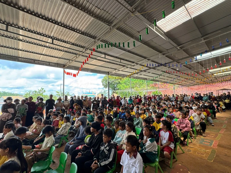 Thiền viện Trúc Lâm Đạo Nguyên trao quà đến các em học sinh có hoàn cảnh khó khăn tại xã Trường Xuân, Lâm Đồng