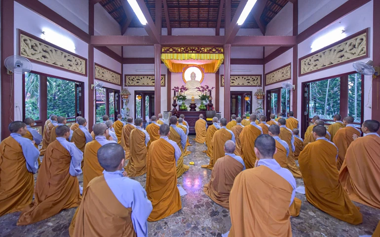 Các hành giả Ni trong thời công phu chiều tại thiền viện Viên Chiếu - Ảnh: Quảng Đạo/BGN