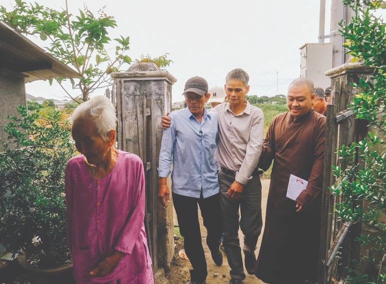 Thầy Diệp Bảo Hiền (Thích Đức Nguyên) đa tác vụ trong việc tham gia tổ chức sản xuất chương trình Như chưa hề có cuộc chia ly - Ảnh: NVCC