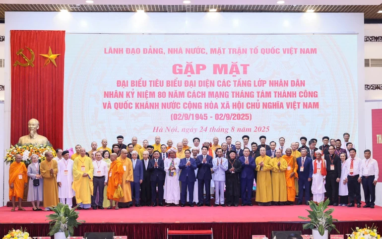 Các vị lãnh đạo Đảng, Nhà nước, MTTQVN chụp ảnh lưu niệm với các đại biểu tại chương trình gặp mặt - Ảnh: Quang Vinh