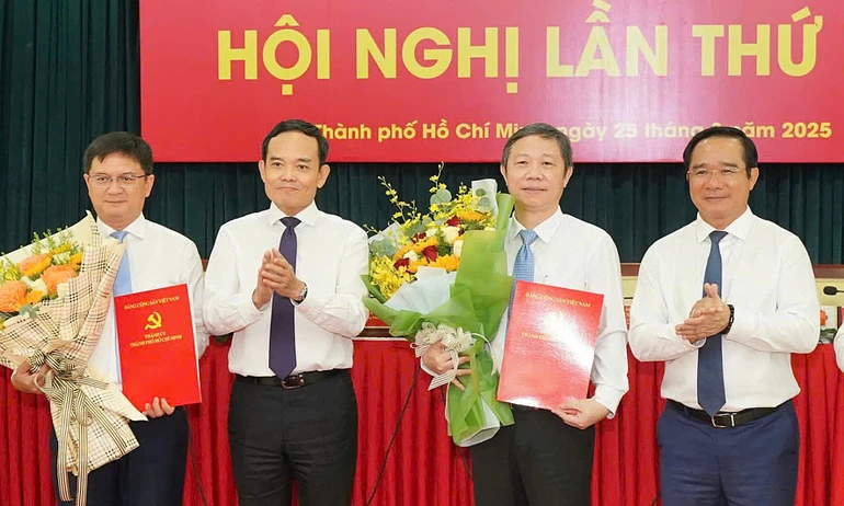Ông Dương Anh Đức (thứ 2 từ phải sang) nhận quyết định nhiệm vụ mới từ Ban Thường vụ Thành ủy TP.HCM, ngày 25-8 - Ảnh: An Phương