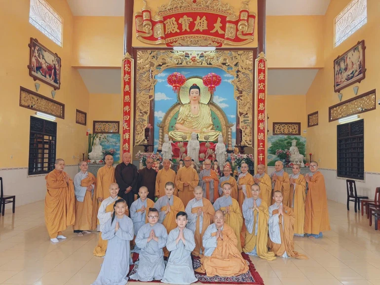 Đoàn Ban Trị sự GHPGVN tỉnh Vĩnh Long lưu niệm cùng chư hành giả Ni an cư tại hạ trường chùa Liên Hoa