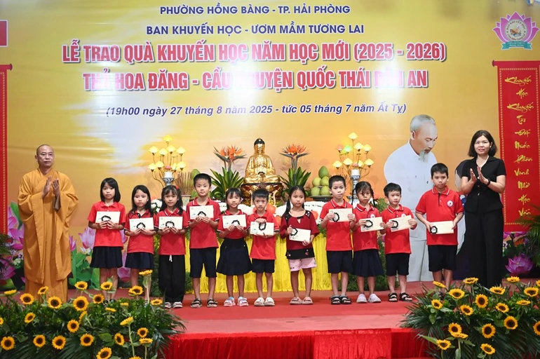 Trao quà khuyến học đến các em học sinh trước thềm năm học mới 2025-2026